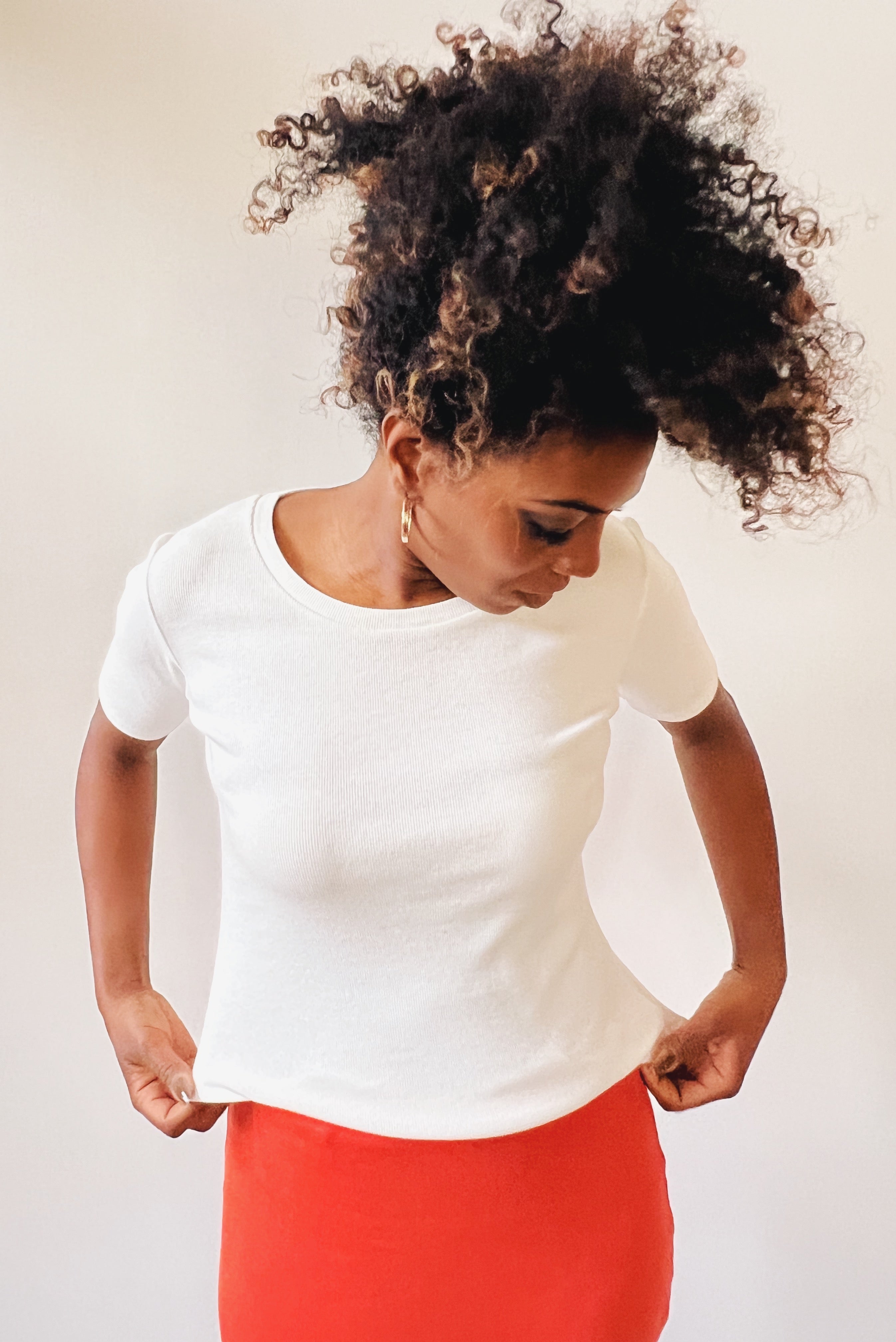 Fitted midsleeve t-shirt with a round neckline in ribbed jersey.