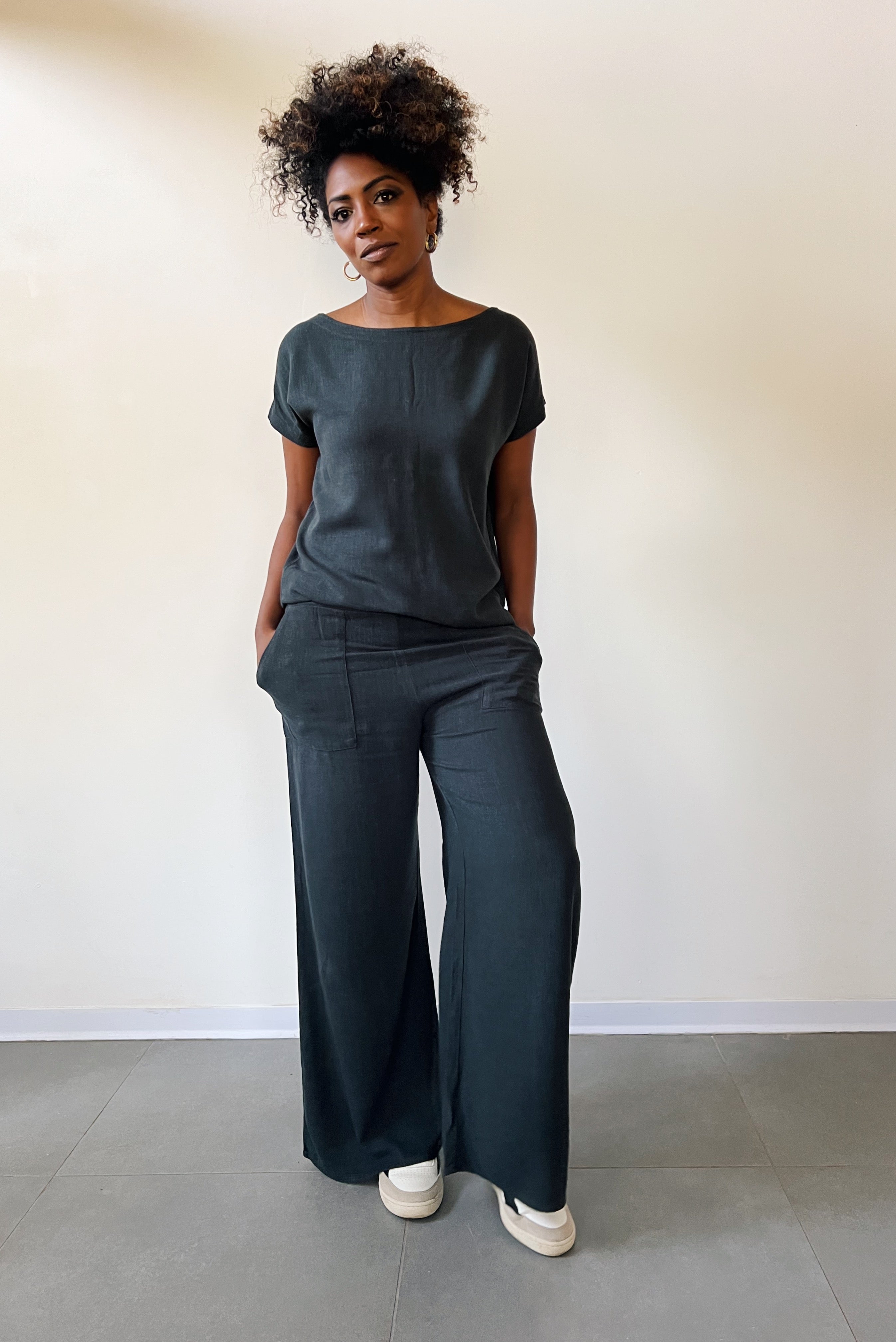 Wide legged pants in viscose and linnen, with sewn-on front and back pockets and elastic waistband.