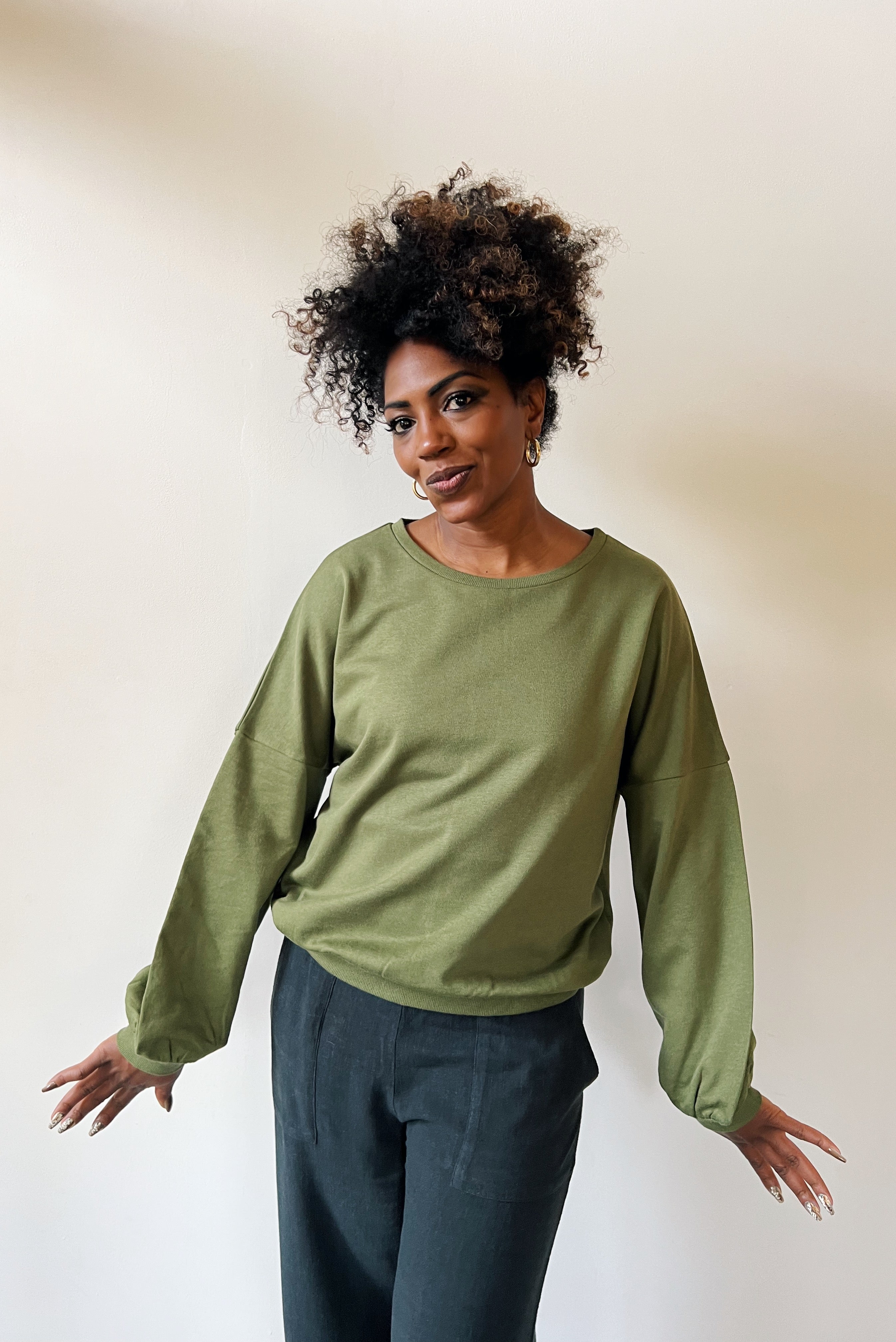 Round neck sweater with dropped shoulder seam, puffed sleeves and an oversized fit.