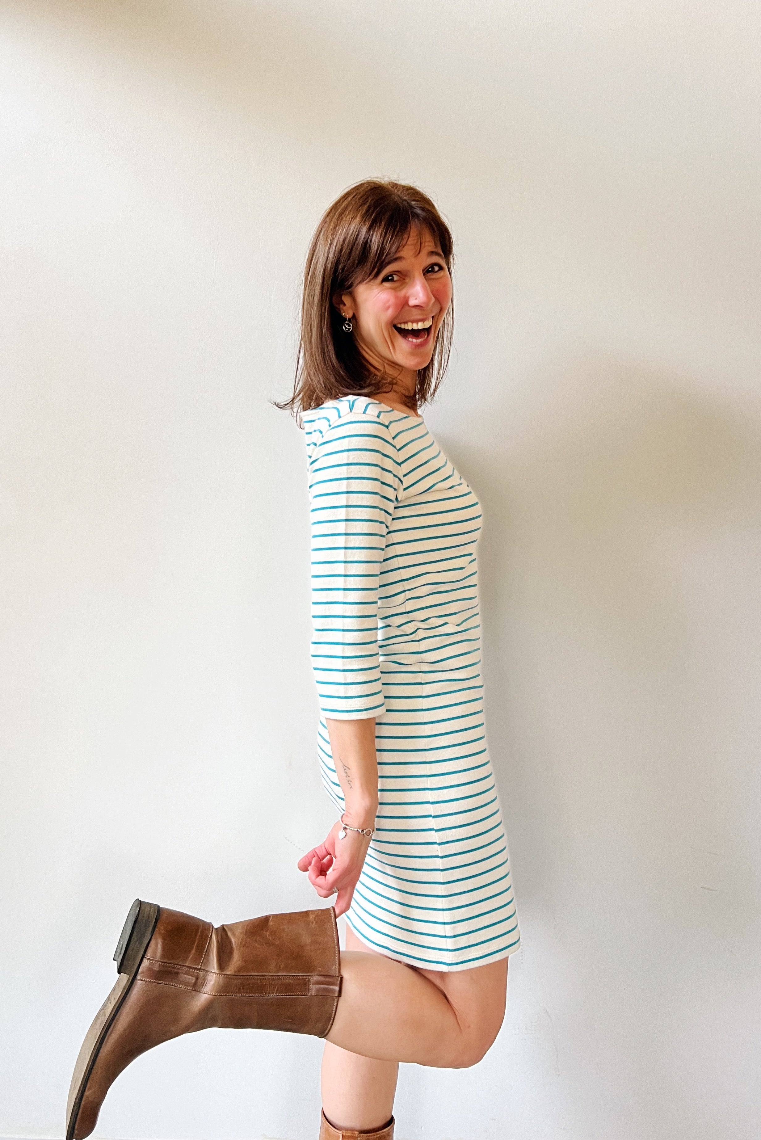 Fitted dress with boatneck and 3/4 sleeves in a soft jersey.