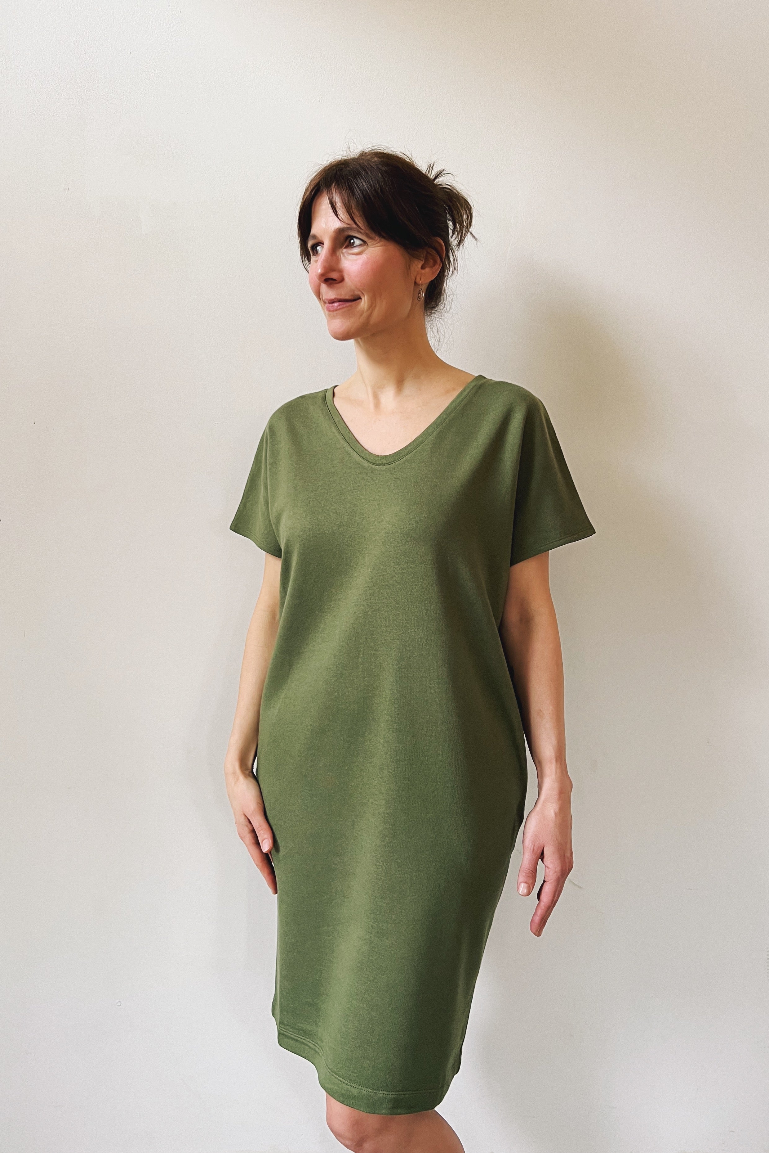 Loose fit dress with short sleeves, a round v-neck and two side pockets.