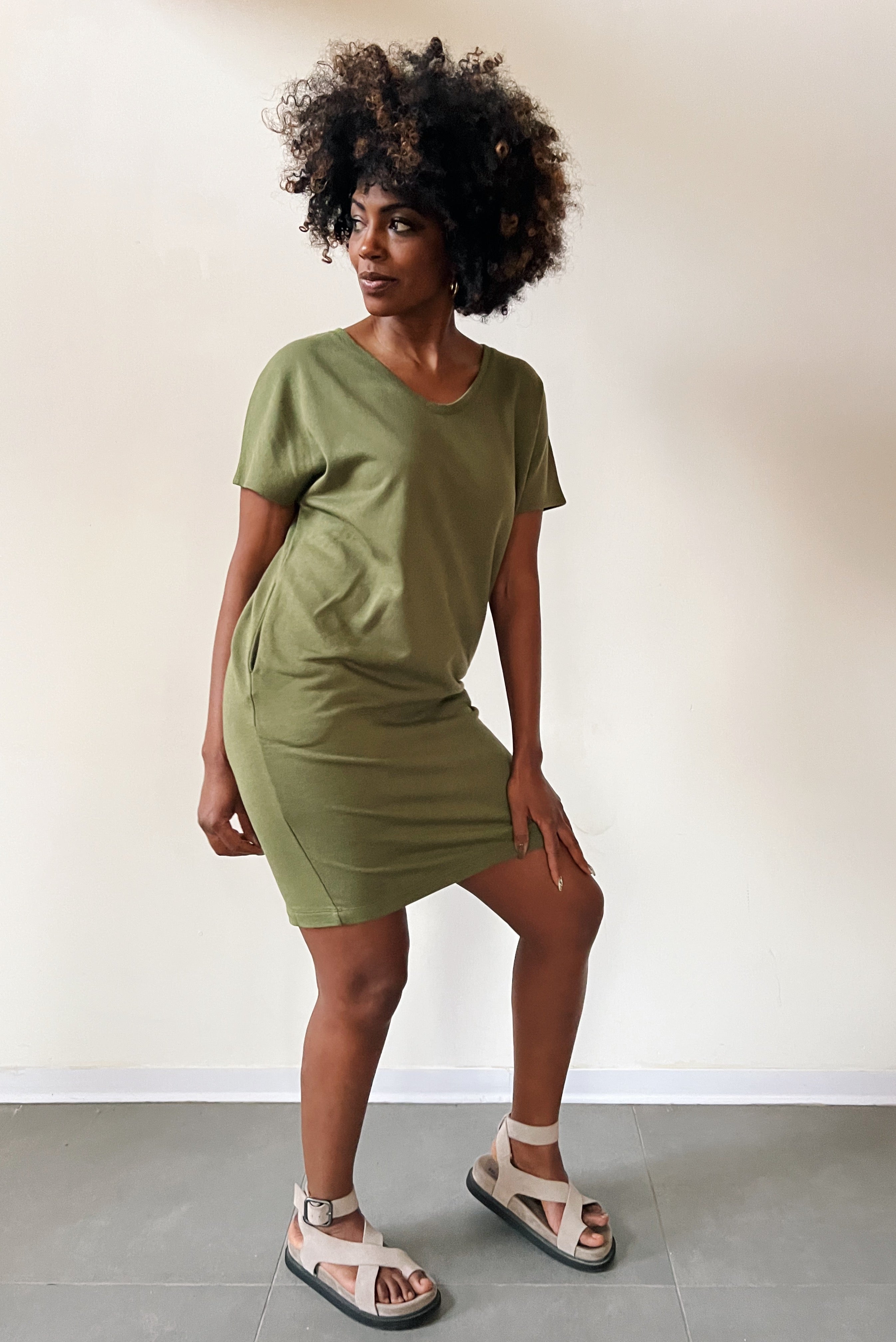 Loose fit dress with short sleeves, a round v-neck and two side pockets.