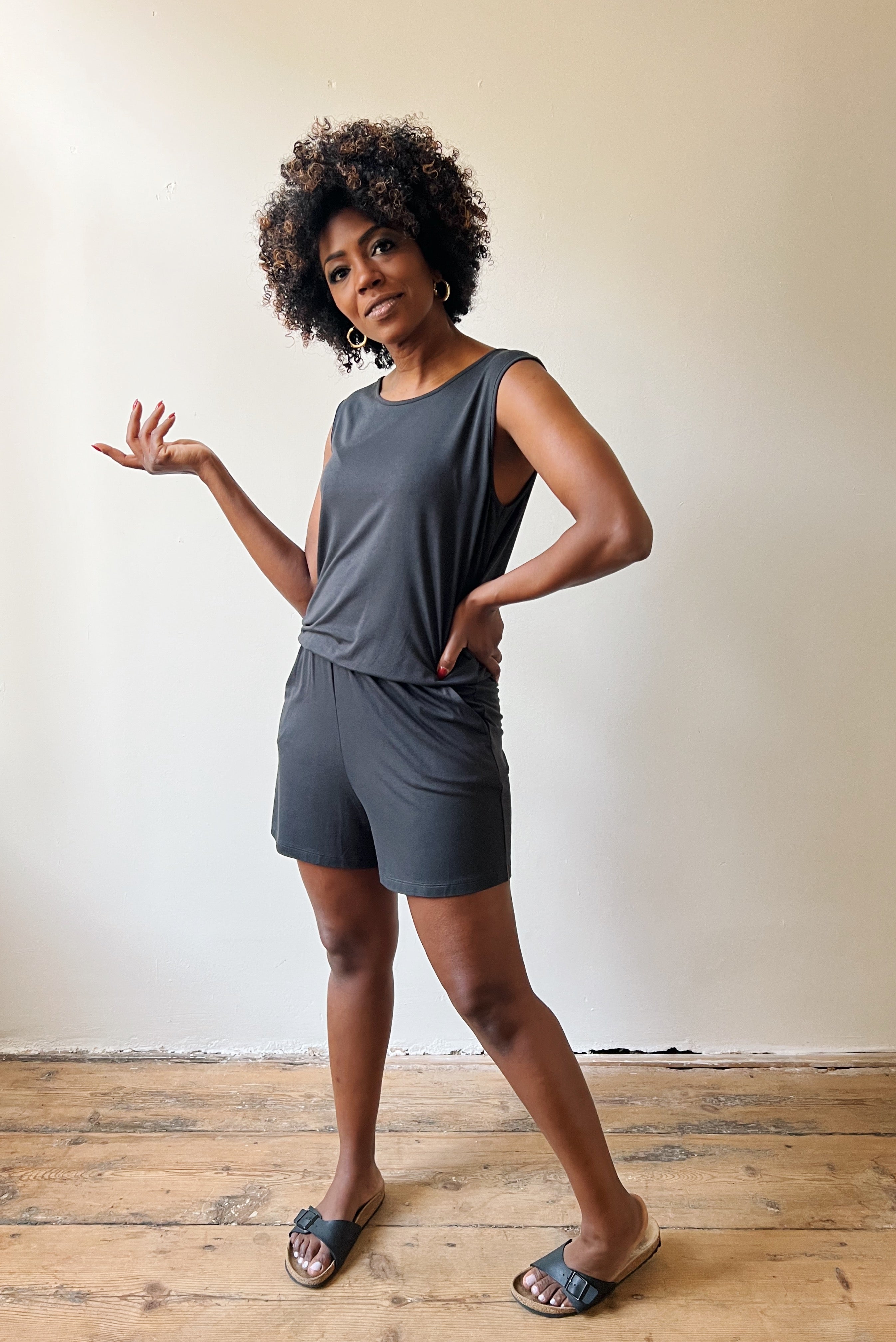 Loose fit playsuit in silky viscose with an elastic waistband, 2 side pockets and an open neck and wide shoulder straps.