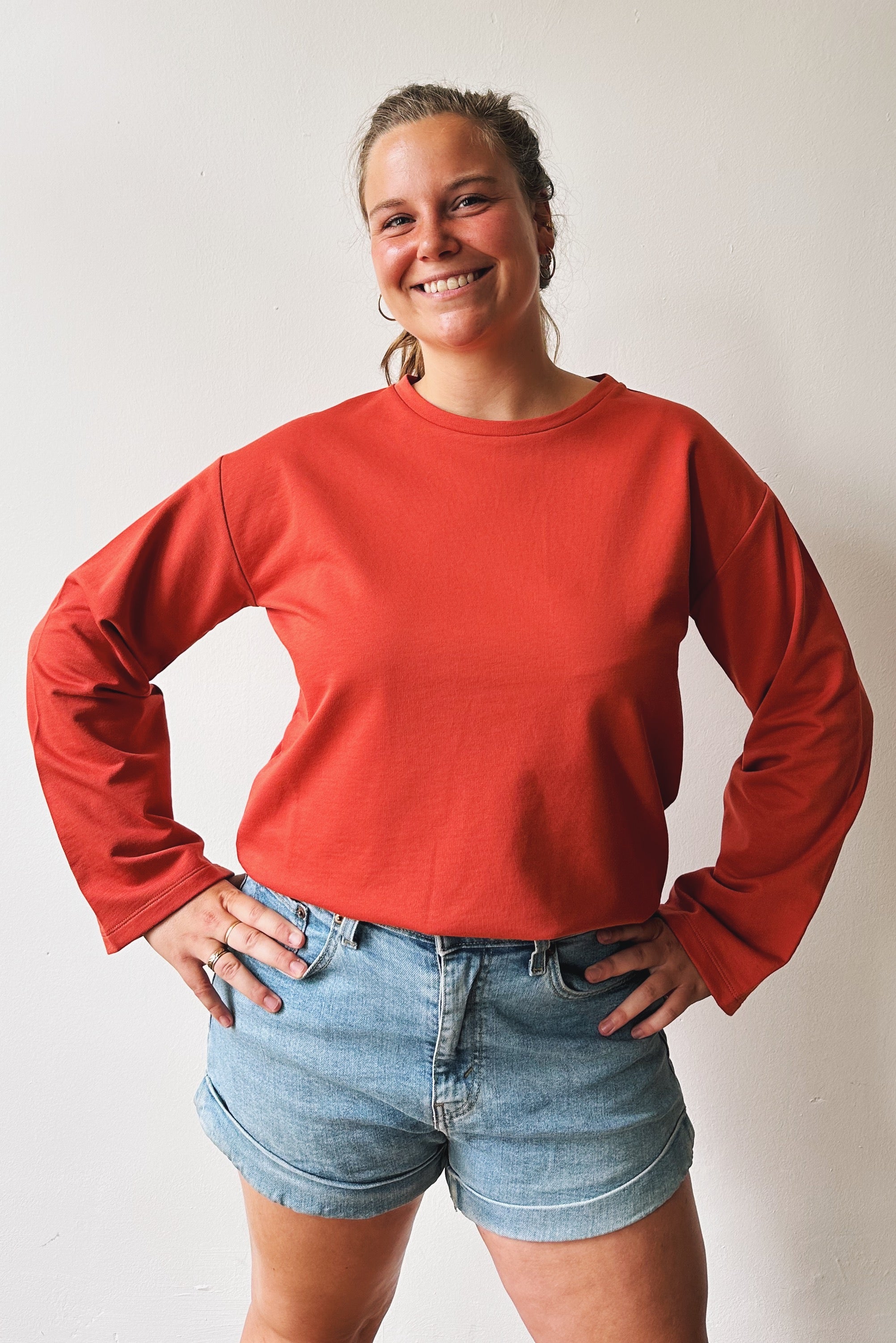 T-shirt met lange, wijde mouwen en een open hals. Gemaakt van een fijne, organische sweaterstof.