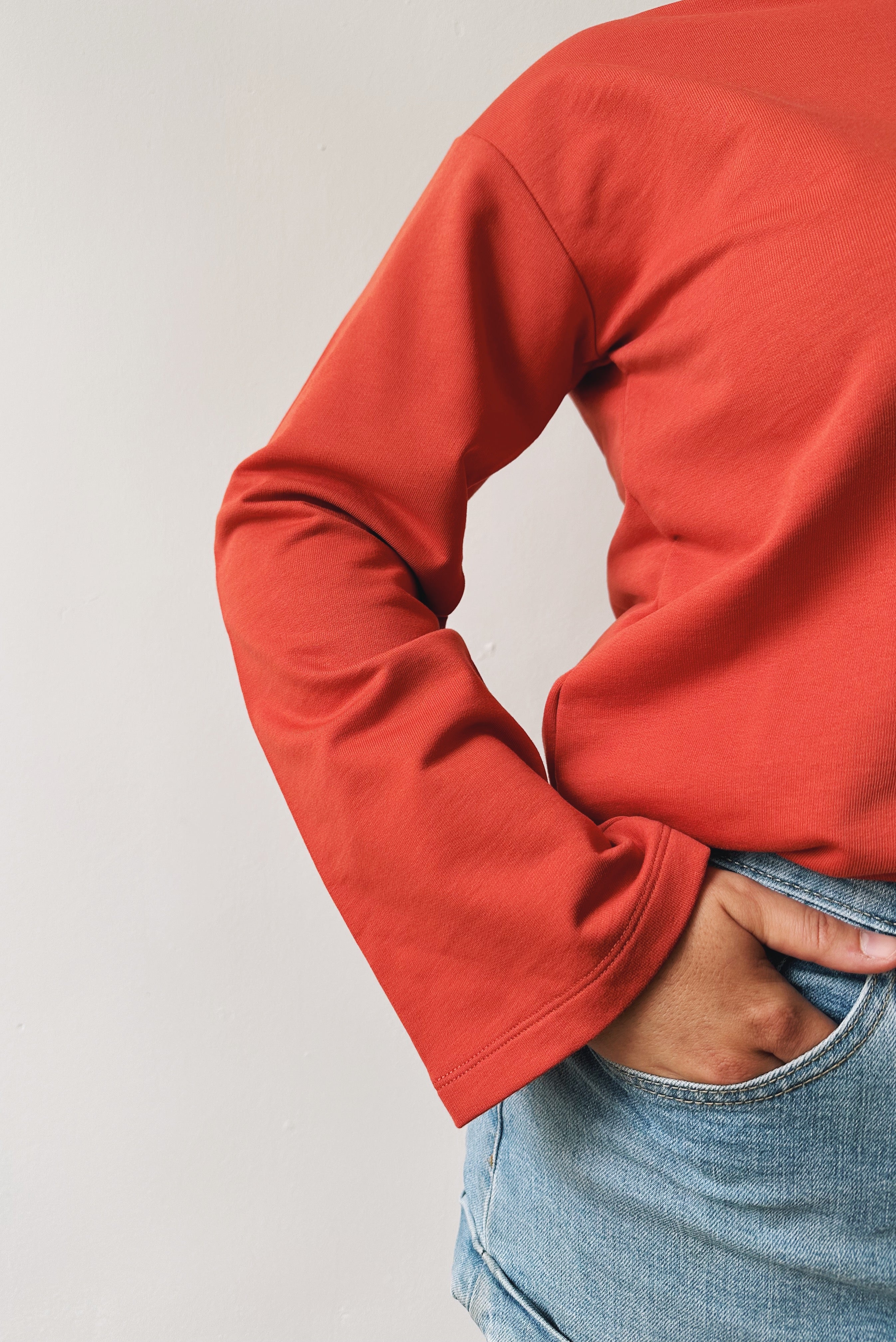 T-shirt met lange, wijde mouwen en een open hals. Gemaakt van een fijne, organische sweaterstof.