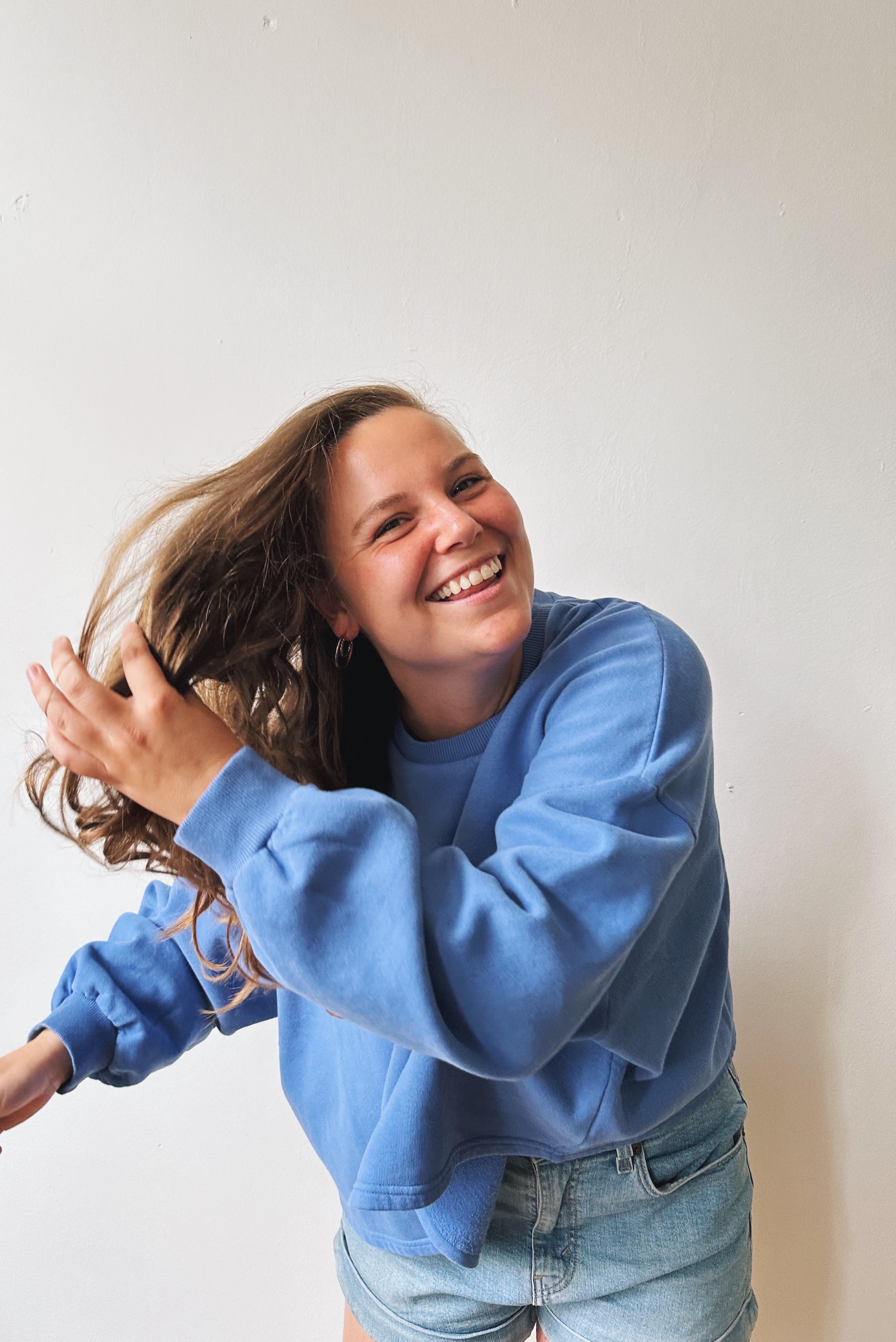 Superwijde trui van zachte, garmentdye sweaterstof. Afgewerkt met een ronde halslijn en geribde polsbandjes.