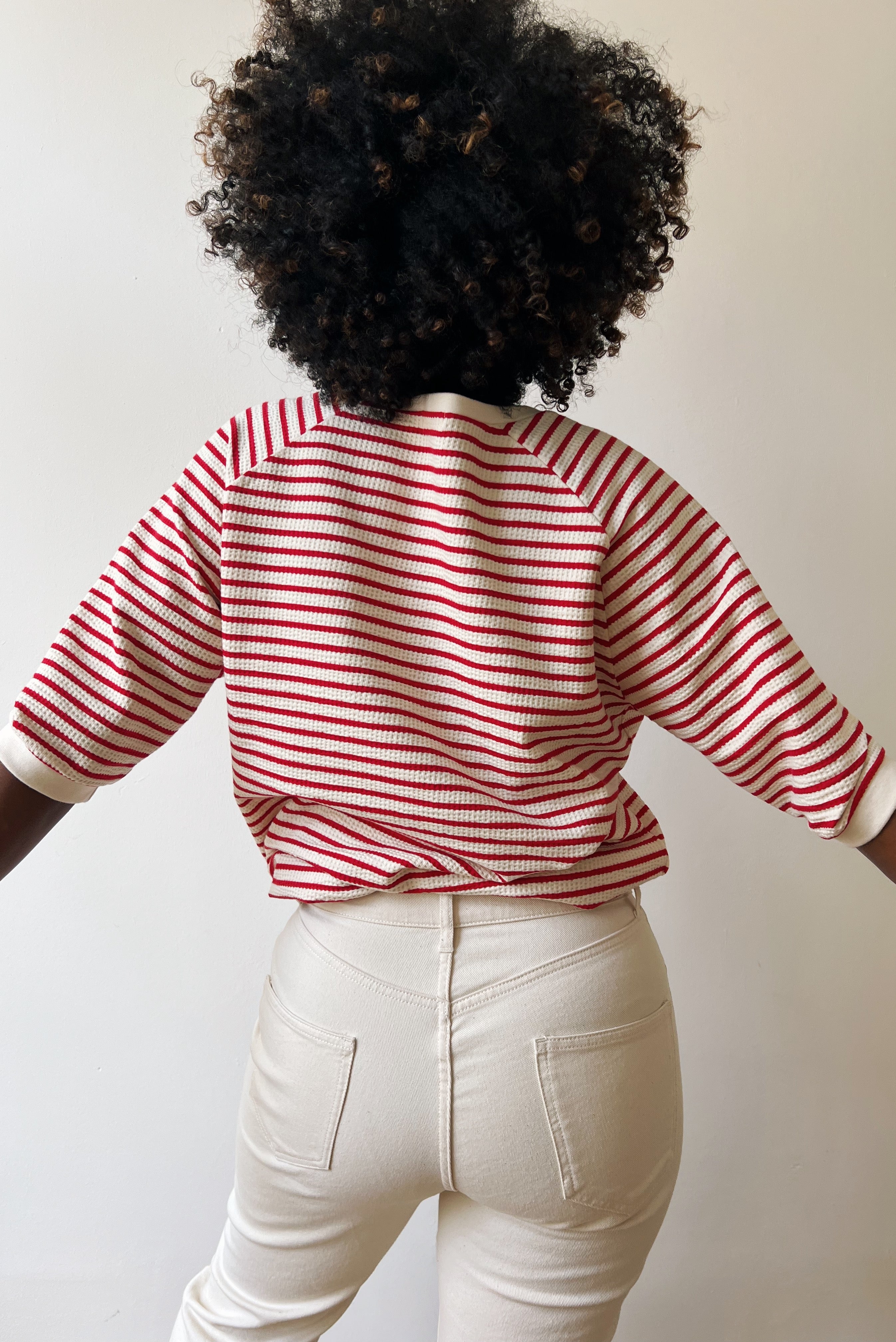 Midsleeve sweater with a round neckline, 1/2 raglan sleeves with ribbed cuffs, and a loose fit. Finished with a ribbed waistband.