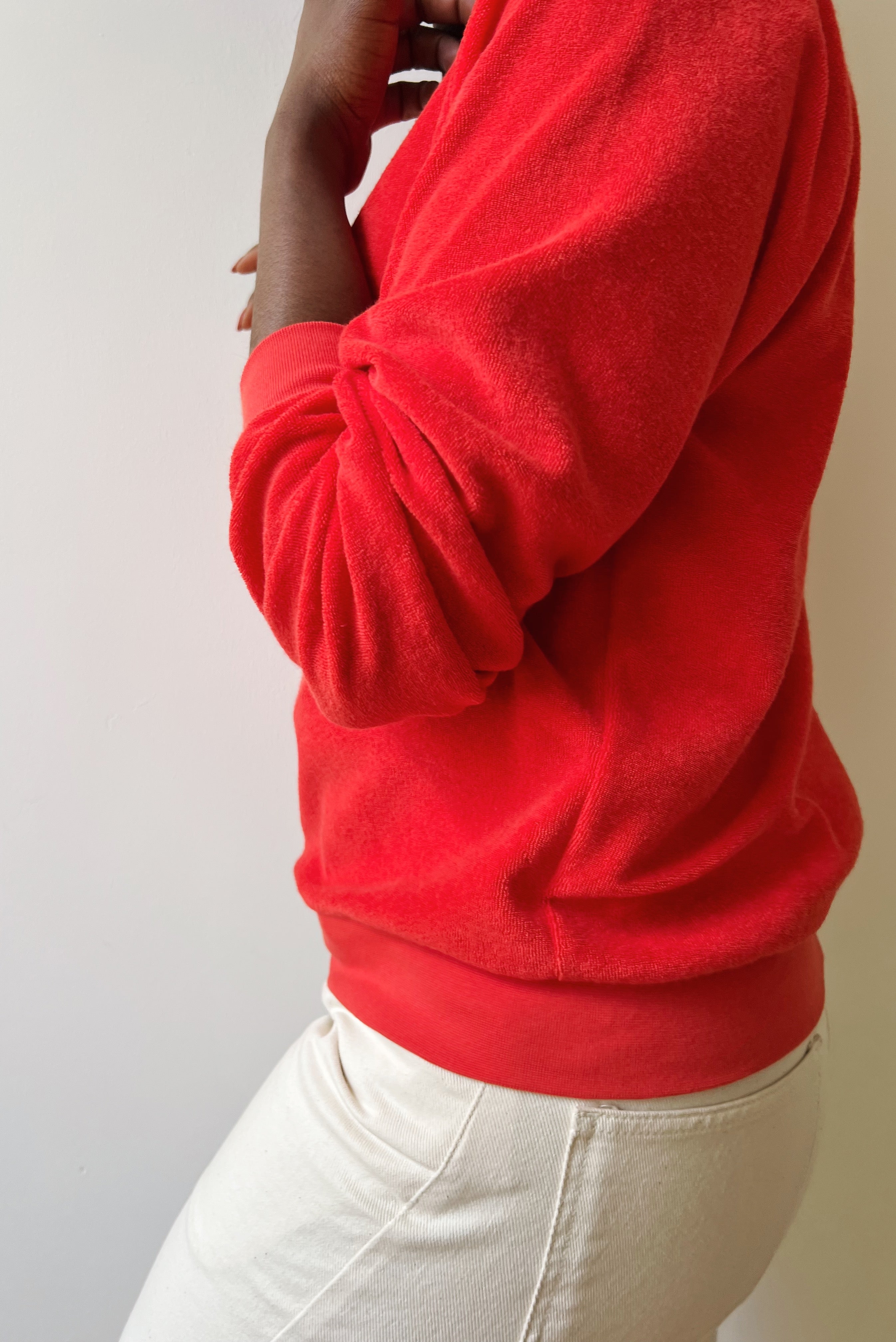 Sweater with round neck and long sleeves in terry fabric.