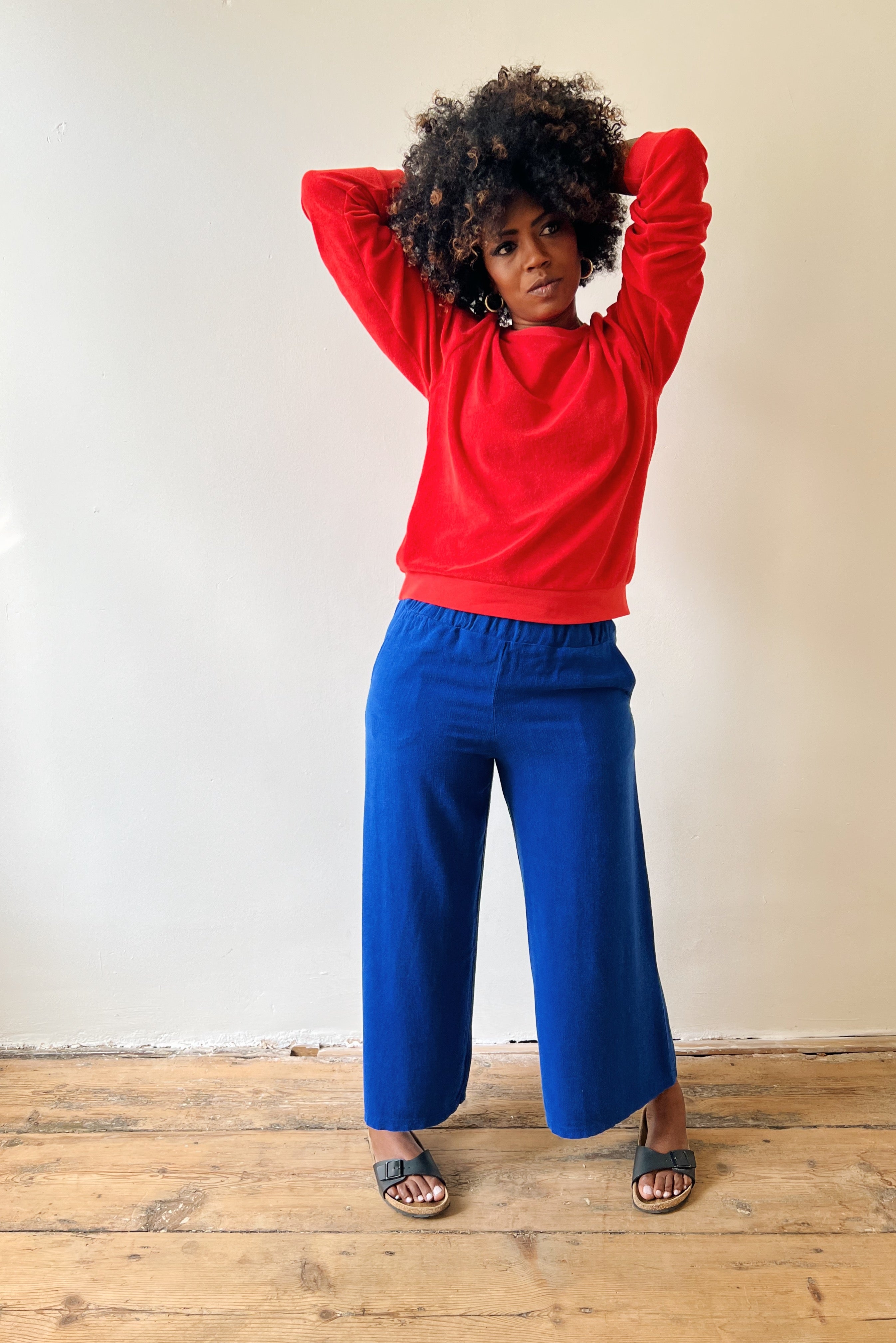 Wide legged 7/8 pants in viscose and linnen, with side and back pockets and elastic waistband.