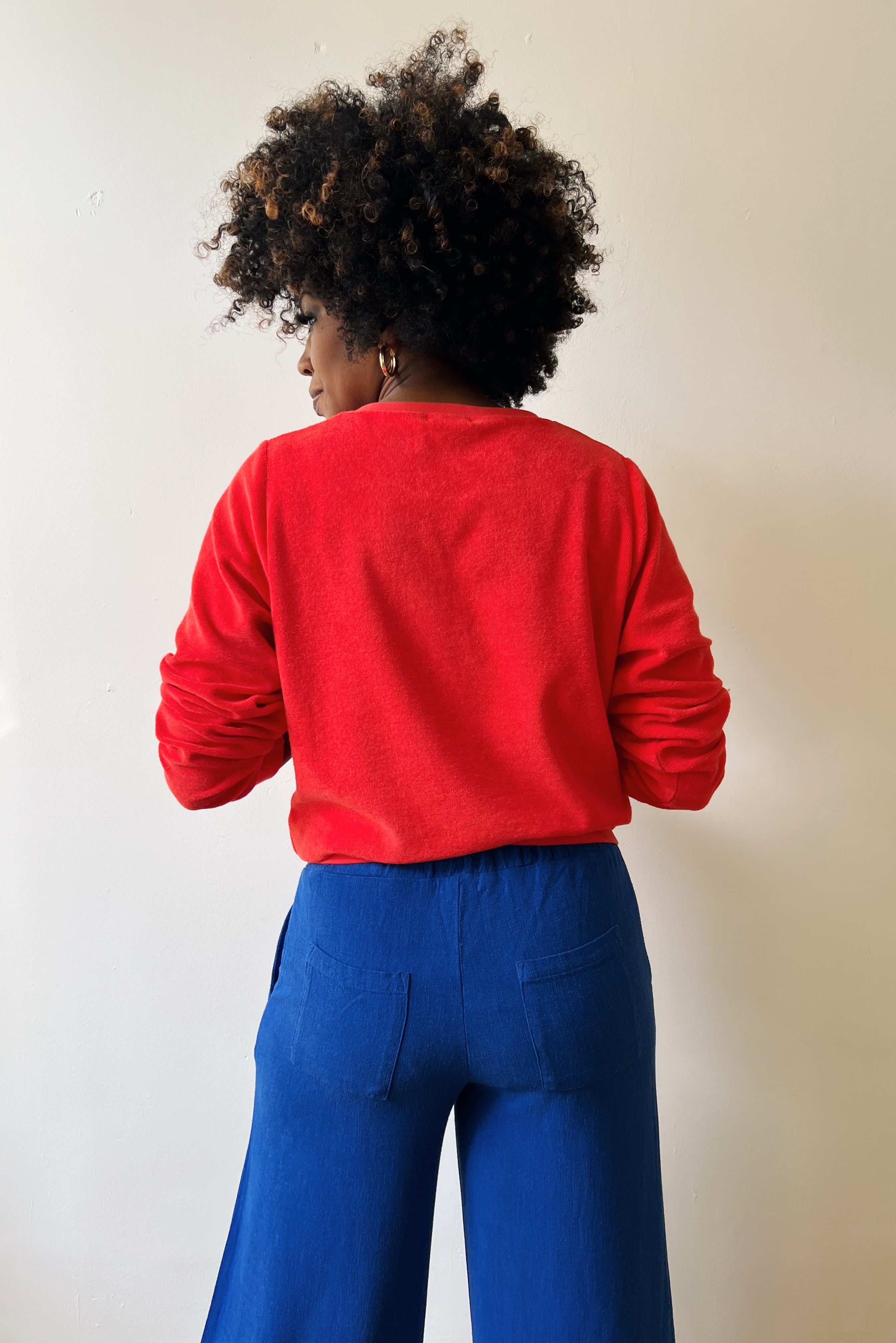 Wide legged 7/8 pants in viscose and linnen, with side and back pockets and elastic waistband.